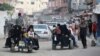 În imagine, palestinieni din orașul Khan Yunis părăsesc, luni 22 iulie, zona orașului unde armata israeliană a ordonat evacuarea.