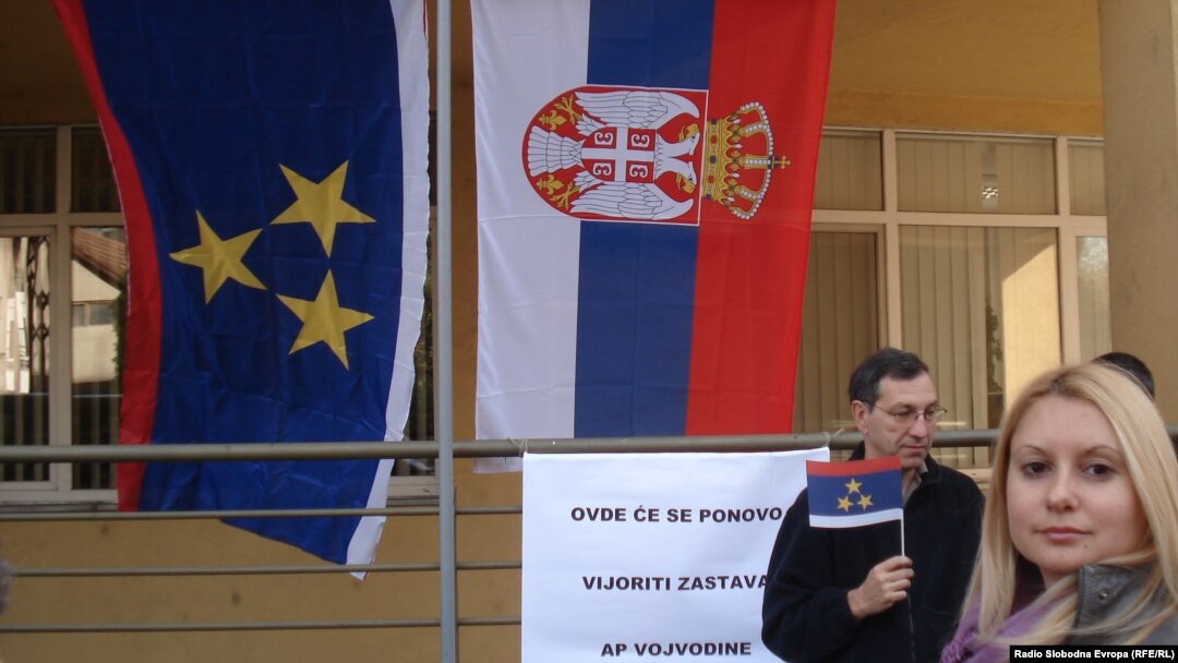 Zastava pokrajine Vojvodine i države Republike Srbije na protestu Lige socijaldemokrata Vojvodine, Novi Sad (11. novembar 2012.)