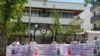 Түркіменстанның Түркиядағы елшілігі алдында наразылық өткізіп тұрған түркімен белсенділері. 2019 жыл. 
