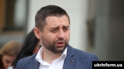 Для того, щоб змінити цю ситуацію, Україна, за словами Арахамії, наразі намагається «увімкнути увесь спектр інструментів парламентської дипломатії»