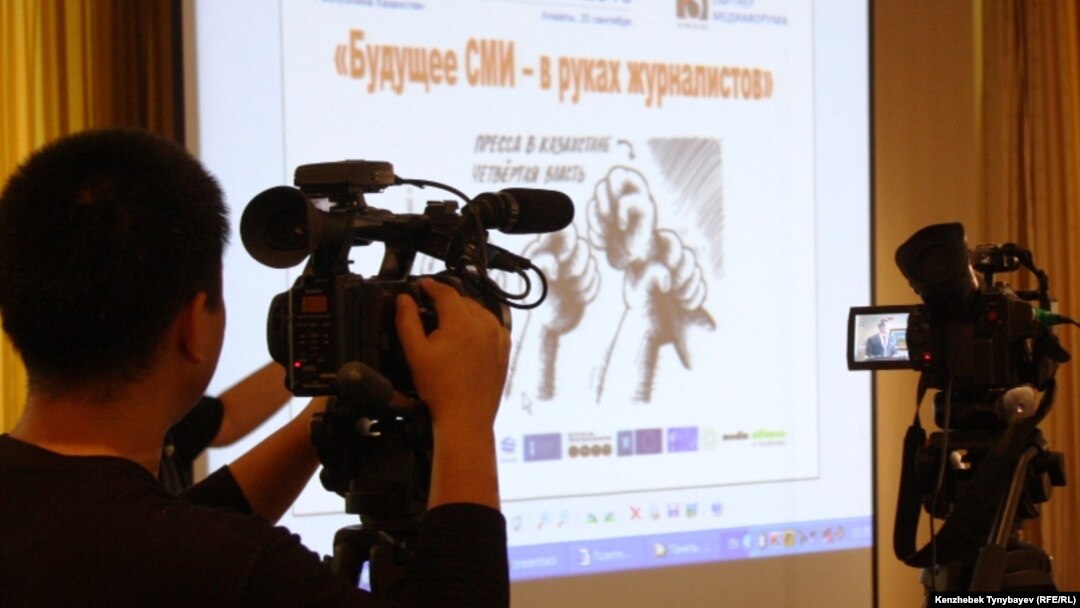 Видеооператор во время работы на форуме региональных СМИ.