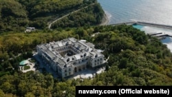 Резиденція біля курортного міста Геленджик на Чорному морі була збудована в 2005-2010 роках і коштувала щонайменше 100 мільярдів рублів (1,35 мільярда доларів)