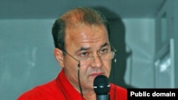 همزمان با سکوت مقام های رسمی ایران در برابر ربوده شدن منصور اسانلو، همسر این فعال حقوق کارگران، به راديو فردا گفت در مراجعه به زندان اوين، نگهبان زندان اوين به وی گفته آقای اسانلو در زندان اوين است و قاضی پرونده او سعيد مرتضوی است.