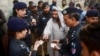 Pakistanski policajci proveravaju dokumente avganistanskih izbeglica tokom operacije potrage za ilegalnim imigrantima na periferiji Karačija, 17. novembar 2023.