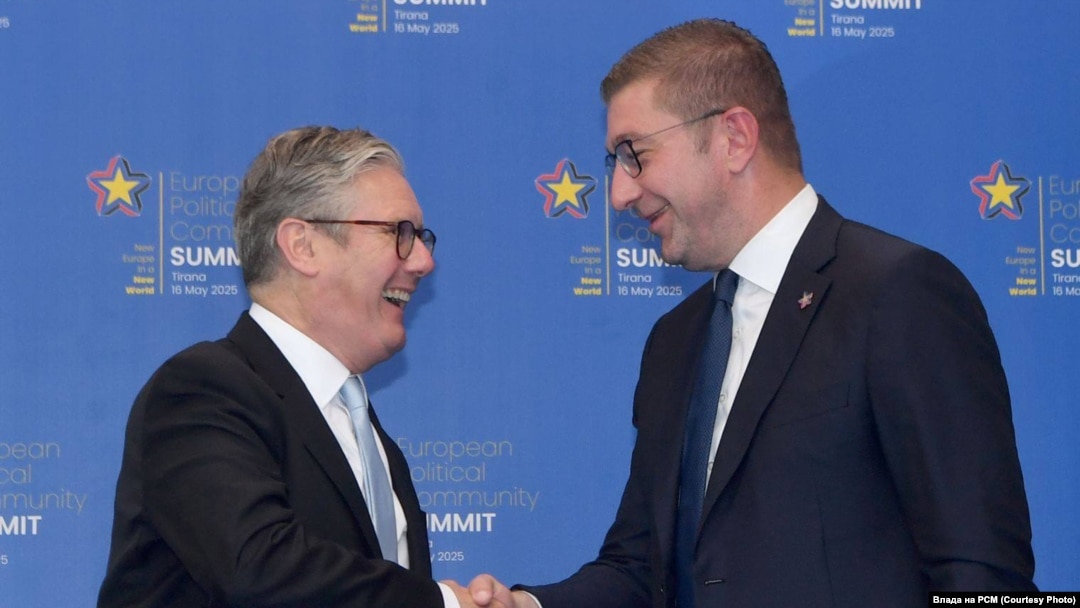 Makedonski premijer Hristijan Mickoski (desno) i njegov britanski kolega Keir Starmer u Tirani, Albanija, 16. maja 2025.