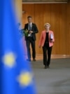 Președintele României, Nicușor Dan, a discutat recent cu șefa Comisiei Europene, Ursula von der Leyen (foto), despre planul său de a impune noului Guvern de la București pași concreți pentru reducerea deficitului bugetar și respectarea legislației europene.