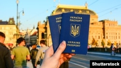 «Загалом же, з часу запровадження в Україні біометричних закордонних паспортів (січень 2015 року) оформлено уже 15 мільйонів таких документів», – повідомили у ДМС
