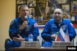 Терри Виртс и Антон Шкаплеров перед миссией в ноябре 2014 года