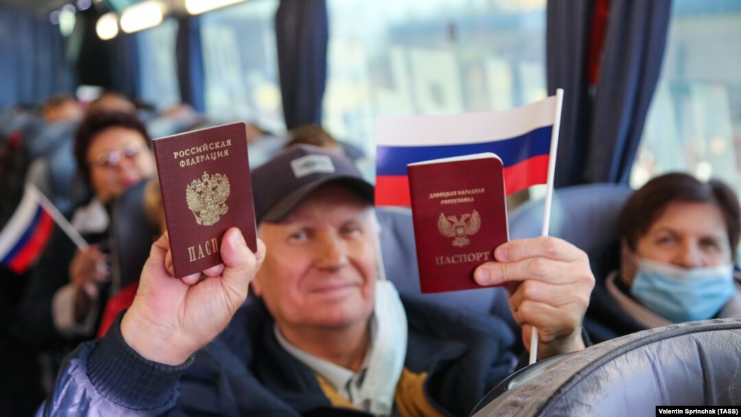Жителі окупованого Донецька демонструють свої російські паспорти (фото архівне)