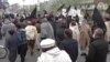 د سوات اوسېدونکي پر کرنیزو ځمکو د لویې لارې جوړولو پرضد په احتجاج دي