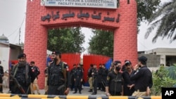 کراچۍ کې د ملیر زندان مخې ته پولیس ولاړ دي - انځور مې ۳، کال ۲۰۲۵ز