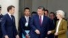Президент Франции Эммануэль Макрон, председатель КНР Си Цзиньпин и глава Европейской комиссии Урсула фон дер Ляйен (слева направо) во время переговоров в Париже в 2023 году