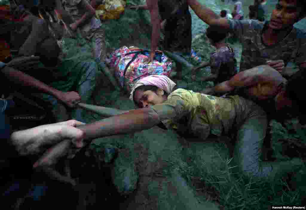 Fotografi pomažu izbeglicama Rohindža naroda dok beže iz Mijanmara u Bangladeš, 1. novembar 2017. (Reuters/Hannah McKay) 