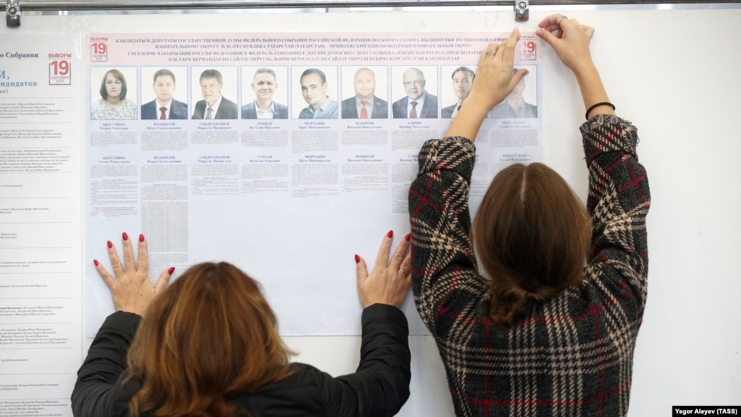 Під час підготовки однієї з виборчих дільниць у столиці Татарстану Казані. Голосування на виборах Держдуми Росії триватиме протягом 17–19 вересня