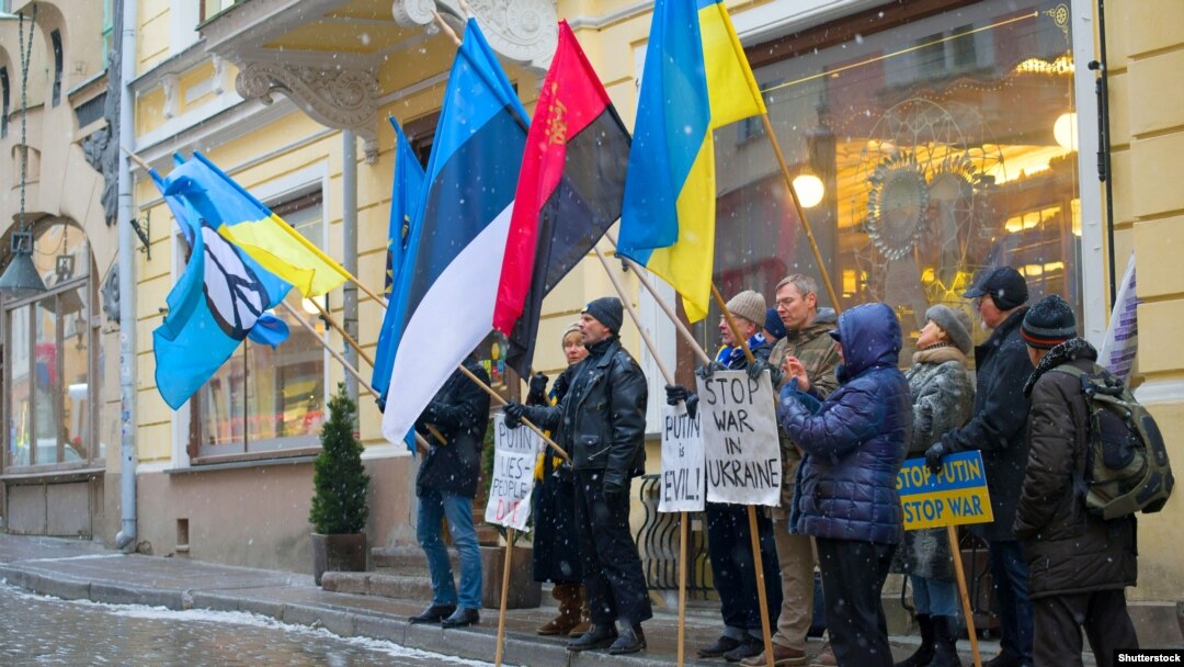 Акція протесту біля посольства Росії в Естонії проти агресії режиму Путіна щодо України. Таллінн, 8 березня 2018 року