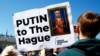 Manifestație organizată în fața Curții Internaționale de Justiție de la Haga la care a fost cerută arestarea președintelui rus Vladimir Putin, 7 mai 2024.