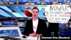 Marina Ovsjanikova sa plakatom "Ne ratu. Zaustavite rat. Ne vjerujte propagandi. Ovdje vam lažu".