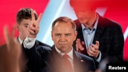 Candidatul Karol Nawrocki, susținut de principalul partid de opoziție Lege și Justiție (PiS), a câștigat la limită alegerile prezidențiale din Polonia.