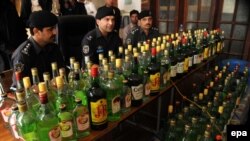 د ارشیف انځور: پاکستاني پولیس د نیولو شویو شرابو سره ولاړ دي
