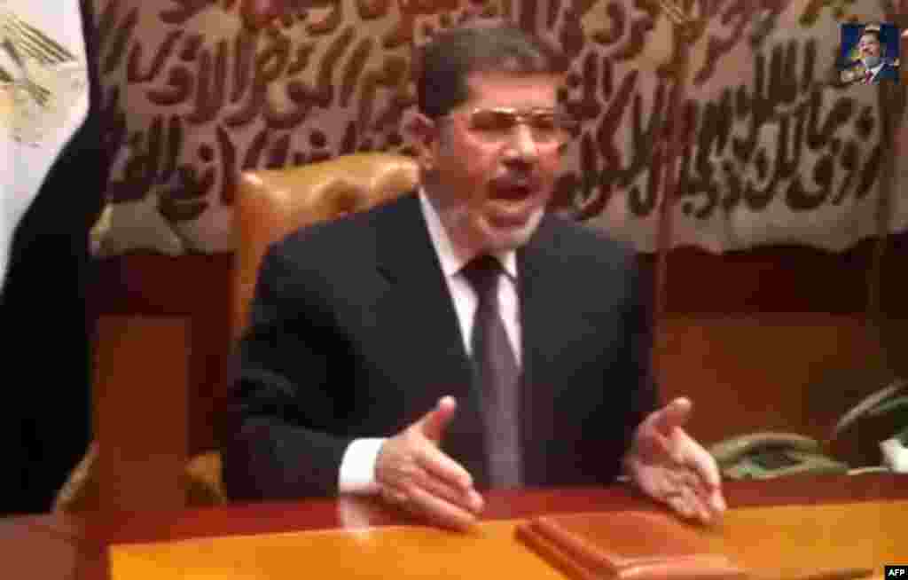 محمد مرسی پس از برکنار شدنش از قدرت، در پیامی ویدیویی از هوادارانش خواست تا از حق «مشروعش» که از طریق انتخابات به وی تعلق گرفته است، حفاظت کنند. پس از این اقدام، ارتش محمد مرسی را به همراه مشاوران ارشدش بازداشت کرد- ۱۲ تیرماه ۱۳۹۲