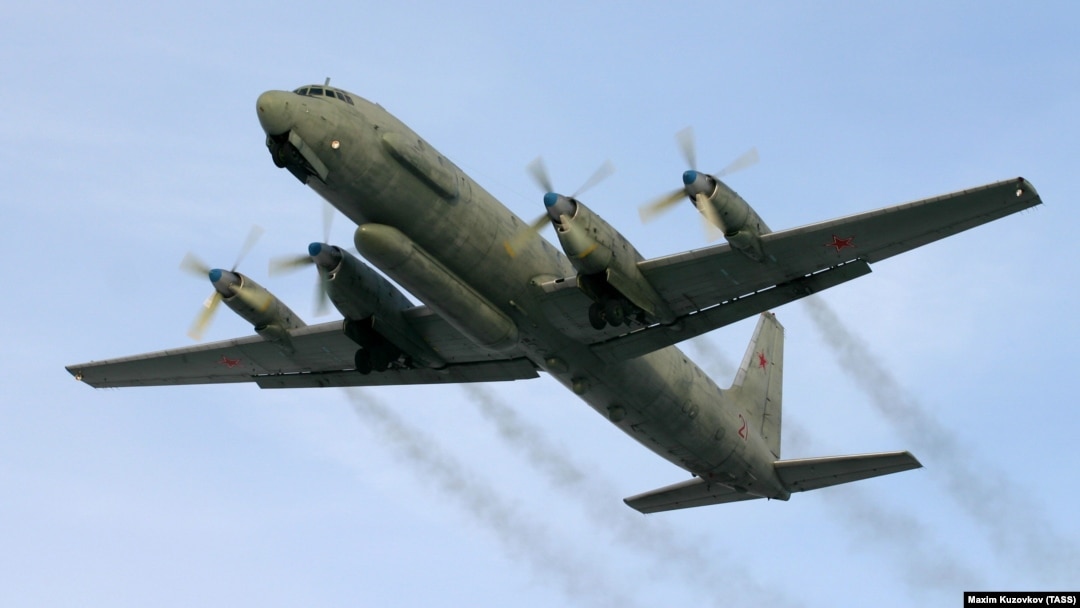 Военный самолет Ил-20 радиоэлектронной разведки и РЭБ на базе Ил-18 на аэродроме Западного военного округа.