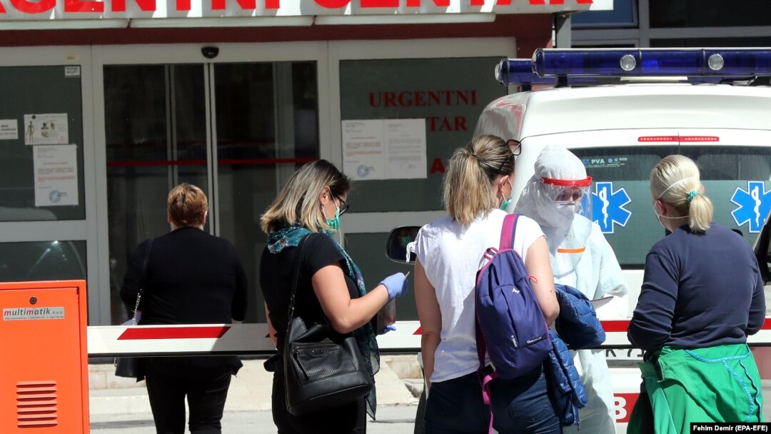 Ispred Urgentnog centra u Sarajevu tokom pandemije korona virusa, 17. april 2020.