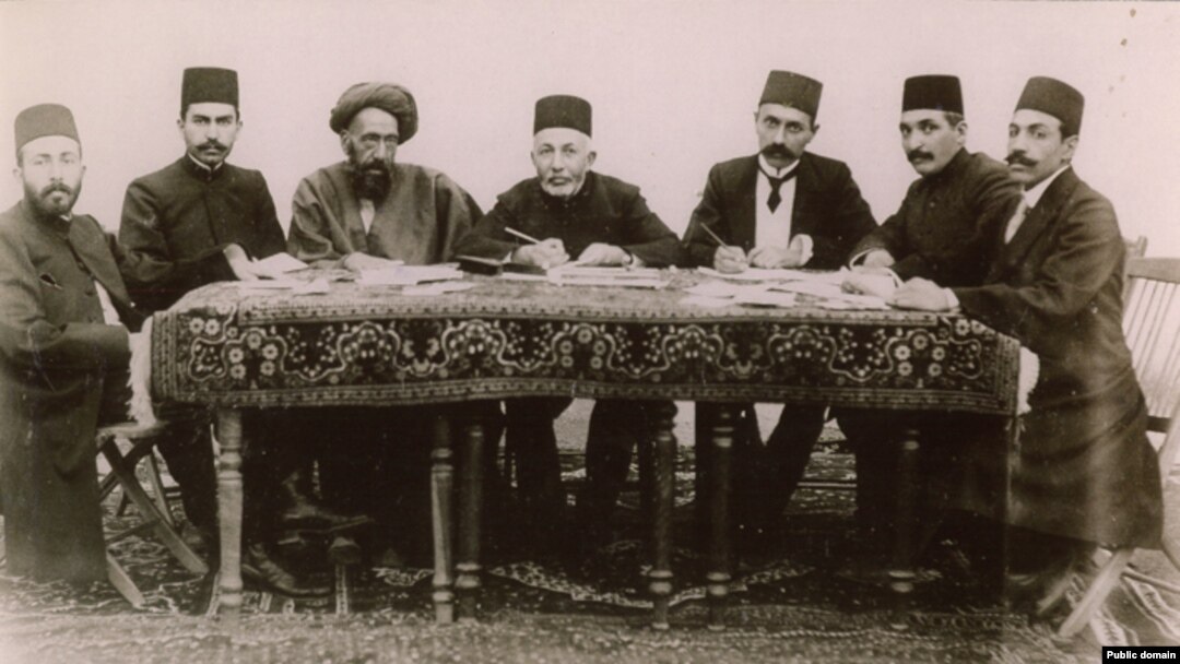 عکس منسوب به کابینه دولت در تبعید: (از چپ) محمدعلی نظام مافی (فرزند رضاقلی‌خان نظام‌السلطنه)، امان‌الله (عزالممالک) اردلان، حسن مدرس، رضاقلی‌خان (نظام‌السلطنه) مافی، محمدعلی فرزین، حسین (ادیب‌السلطنه) سمیعی و میرزا قاسم خان تبریزی (صوراسرافیل).