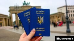 Торік 757 тисяч перших посвідок на проживання дісталося українцям