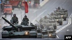 Tancuri rusești T-90M defilează prin centrul Moscovei la repetiția pentru parada din 9 mai 2025.
